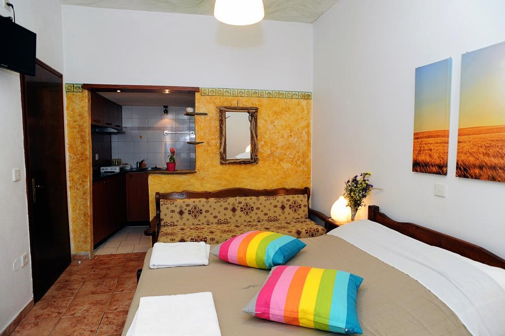 Ferienwohnung Pansion Andreas Tínos Zimmer foto